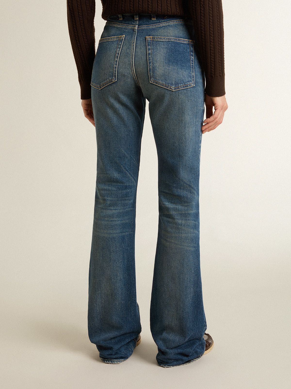 Golden Goose - Jeans bootcut da donna dal lavaggio vintage e dettagli metallici in 