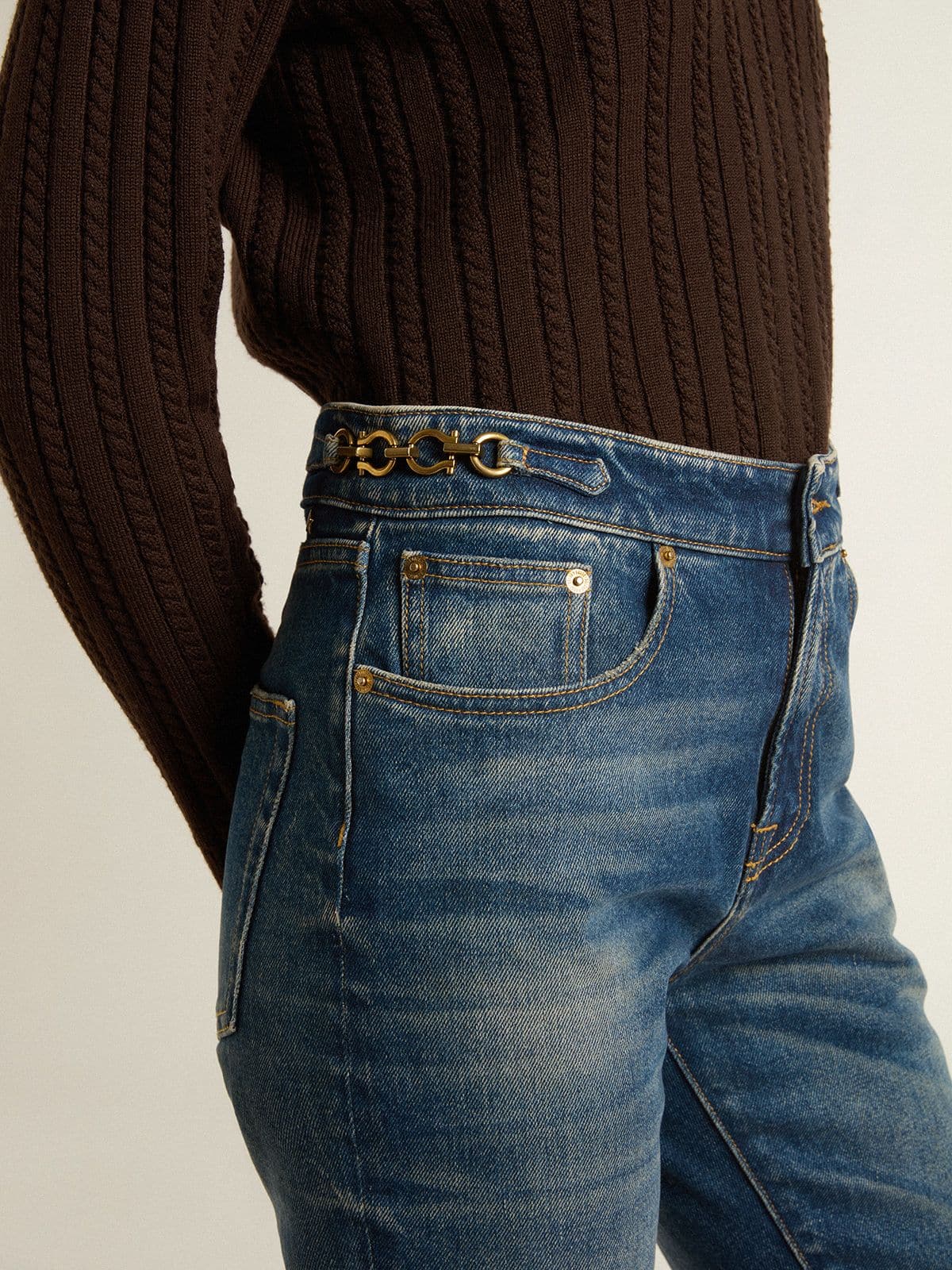 Golden Goose - Jeans bootcut da donna dal lavaggio vintage e dettagli metallici in 