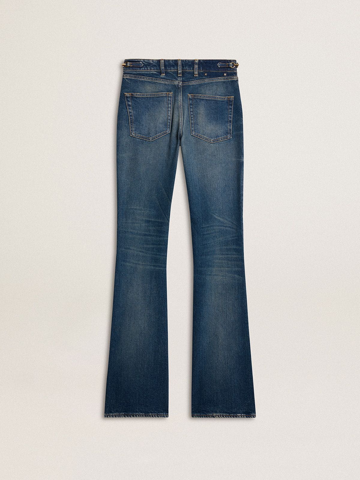 Golden Goose - Jeans bootcut da donna dal lavaggio vintage e dettagli metallici in 