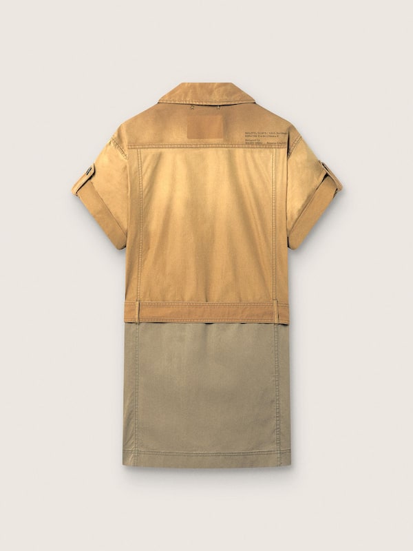 Vestido sahariano de mujer en algod&oacute;n beige y verde militar con maxibolsillos
