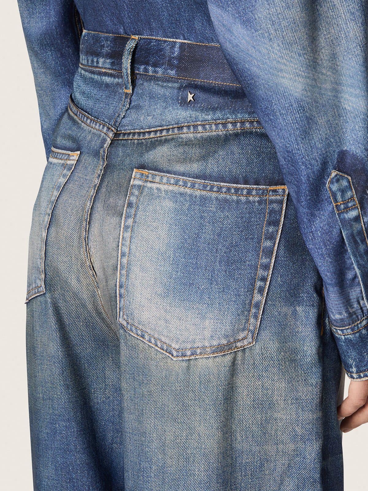 Golden Goose - Vaqueros boyfriend de mujer en denim azul con estampado de archivo in 