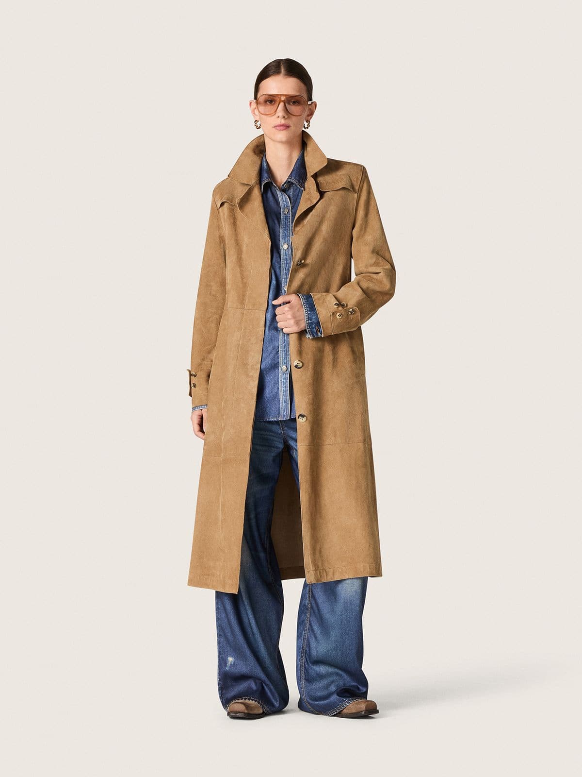 Damentrenchcoat aus sandfarbenem Rauleder mit Tailleng&uuml;rtel