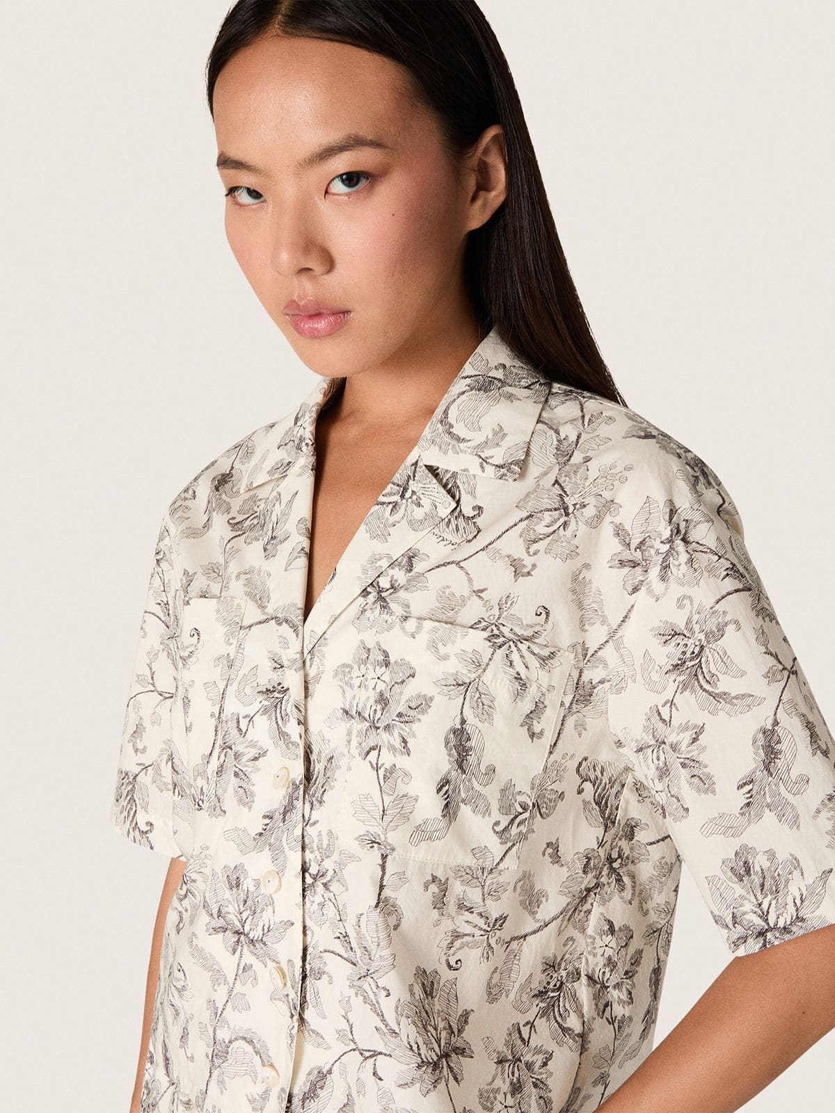 Golden Goose - Camicia boxy da Donna in cotone con stampa floreale bianca e nera in 
