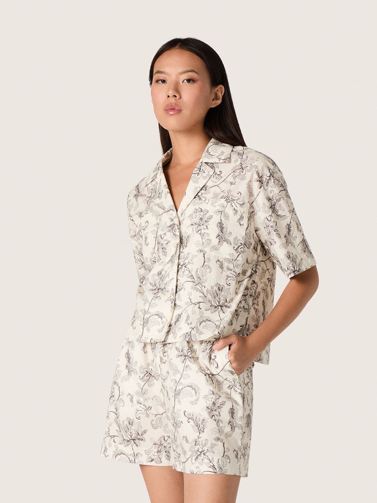 Golden Goose - Camicia boxy da Donna in cotone con stampa floreale bianca e nera in 