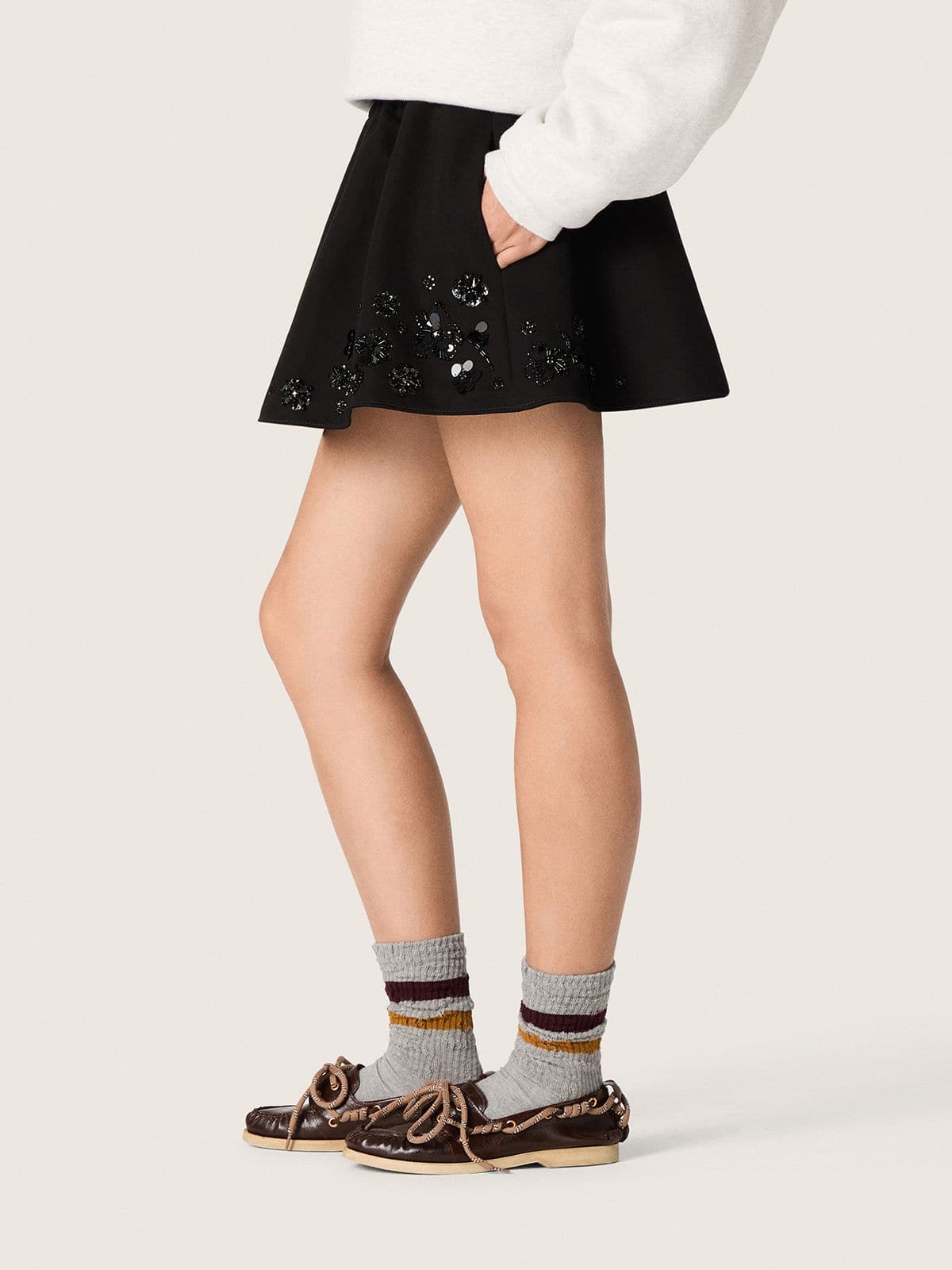 Golden Goose - Minifalda de mujer en sarga de algodón negro con bordado floral de lentejuelas in 