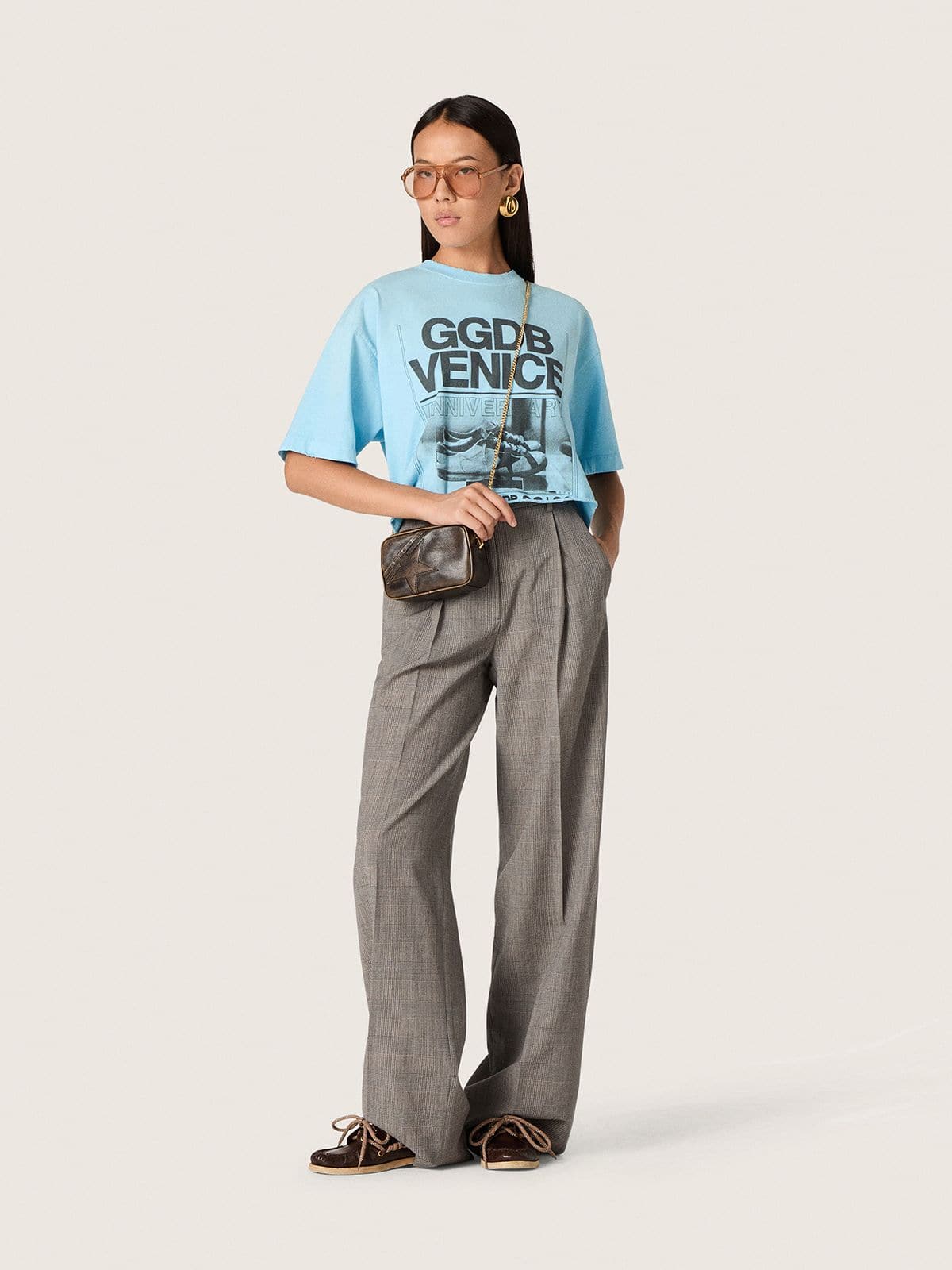 Camiseta cropped de mujer en tejido jersey de algod&oacute;n celeste con estampado gr&aacute;fico