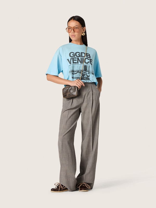 Camiseta cropped de mujer en tejido jersey de algod&oacute;n celeste con estampado gr&aacute;fico