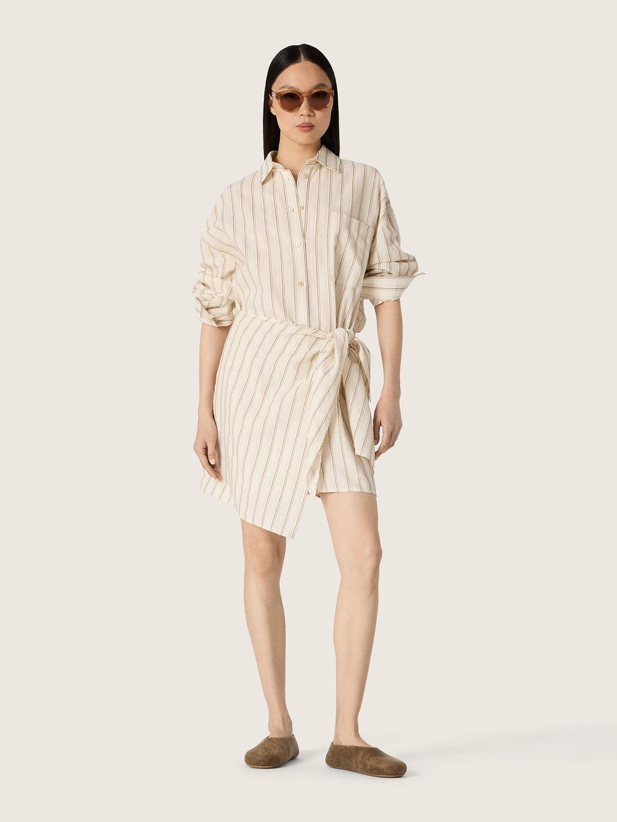 Vestido camisero de mujer de algod&oacute;n crudo con rayas beige y marrones