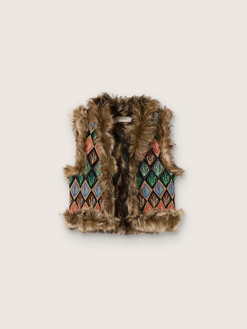 Damenweste aus Shearling und Rauleder mit mehrfarbiger Kaktusstickerei