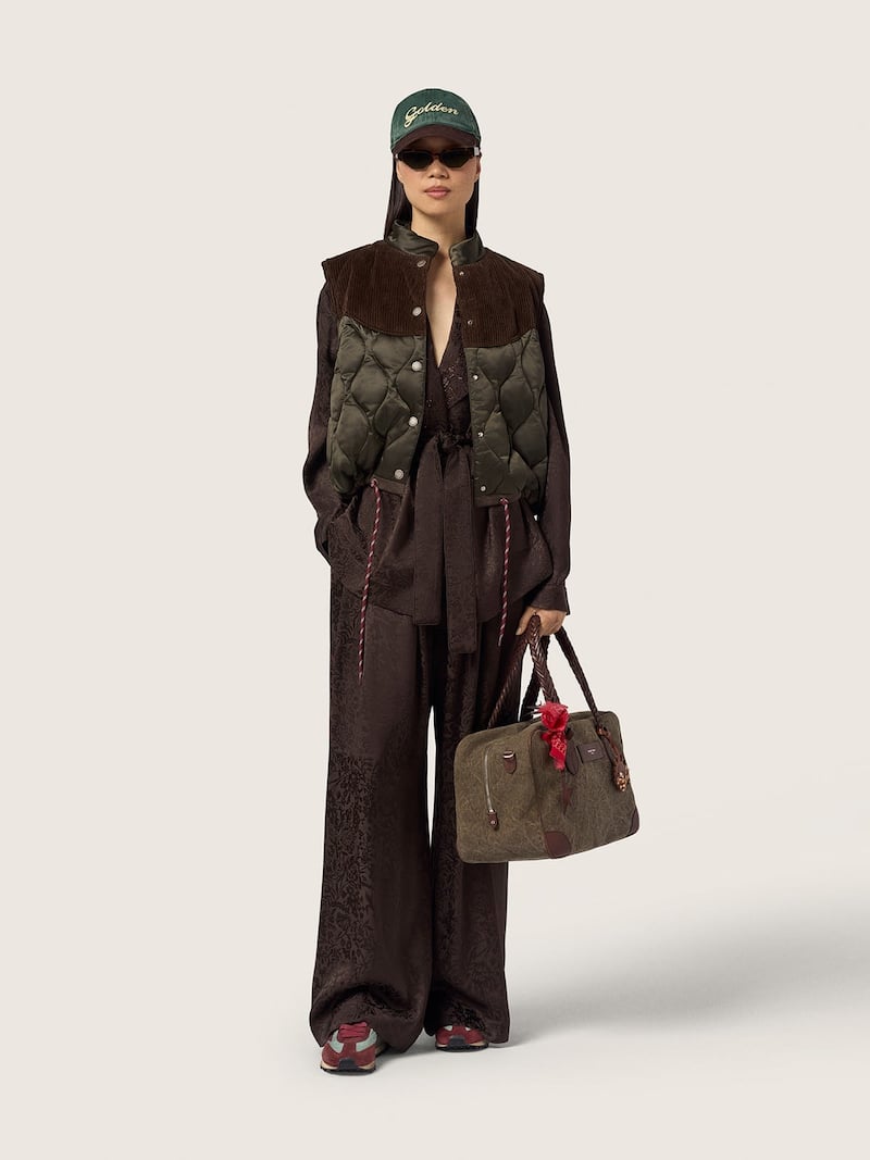 Golden Goose - Chaleco de mujer acolchado en tejido satinado mate verde oscuro y pana marr&oacute;n in 