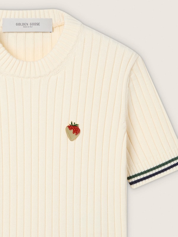 Women&rsquo;s white knit T-shirt with contrasting edges and removable pin