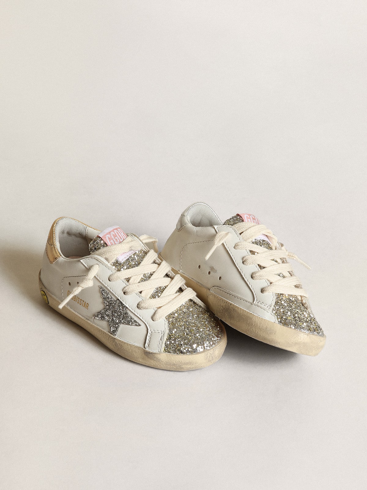 Golden Goose - Young Super-Star mit silbernem Glitzerstern und platinfarbener Zunge in 