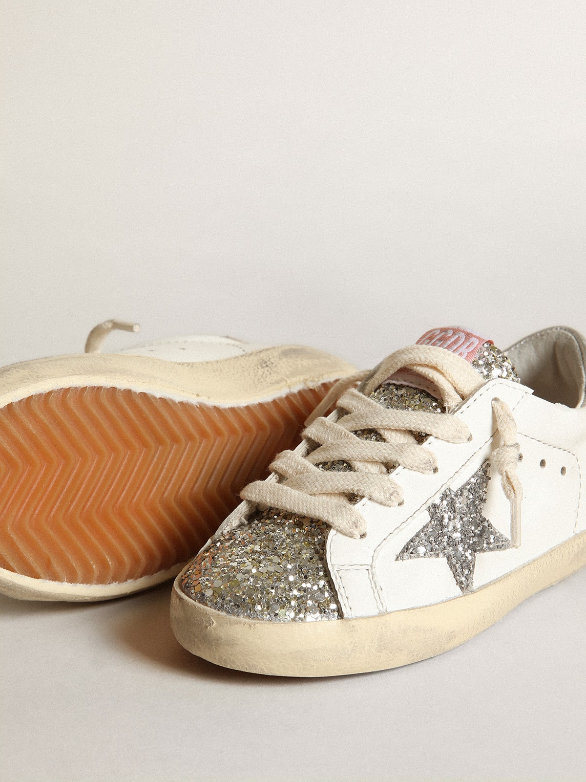 Golden Goose - Young Super-Star mit silbernem Glitzerstern und platinfarbener Zunge in 