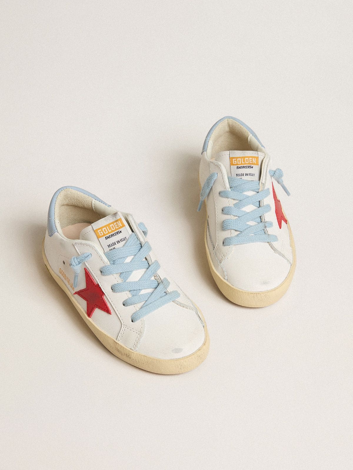 Golden Goose - Super-Star Young de piel blanca con estrella roja y refuerzo del talón celeste in 
