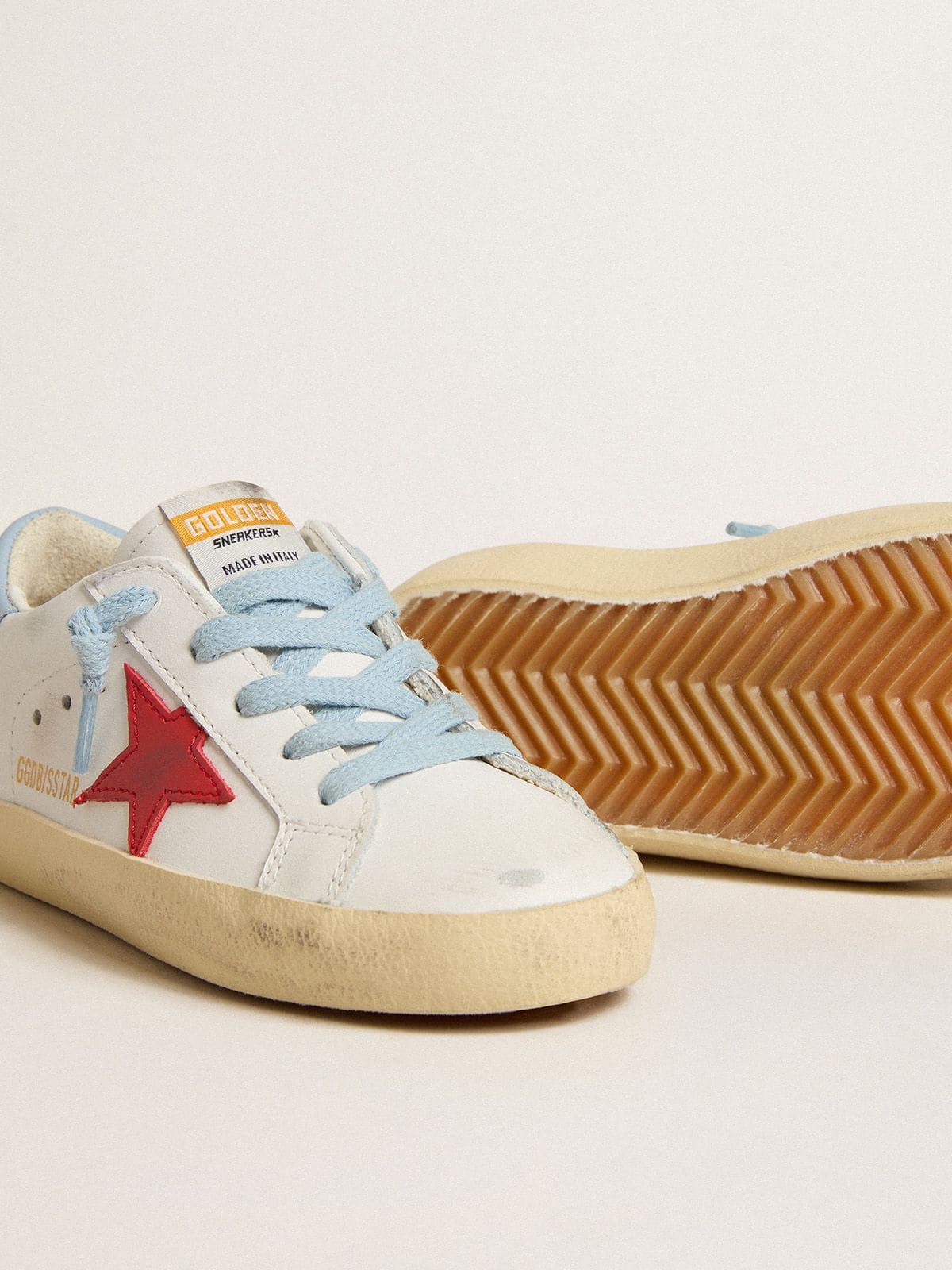 Golden Goose - Super-Star Young de piel blanca con estrella roja y refuerzo del talón celeste in 