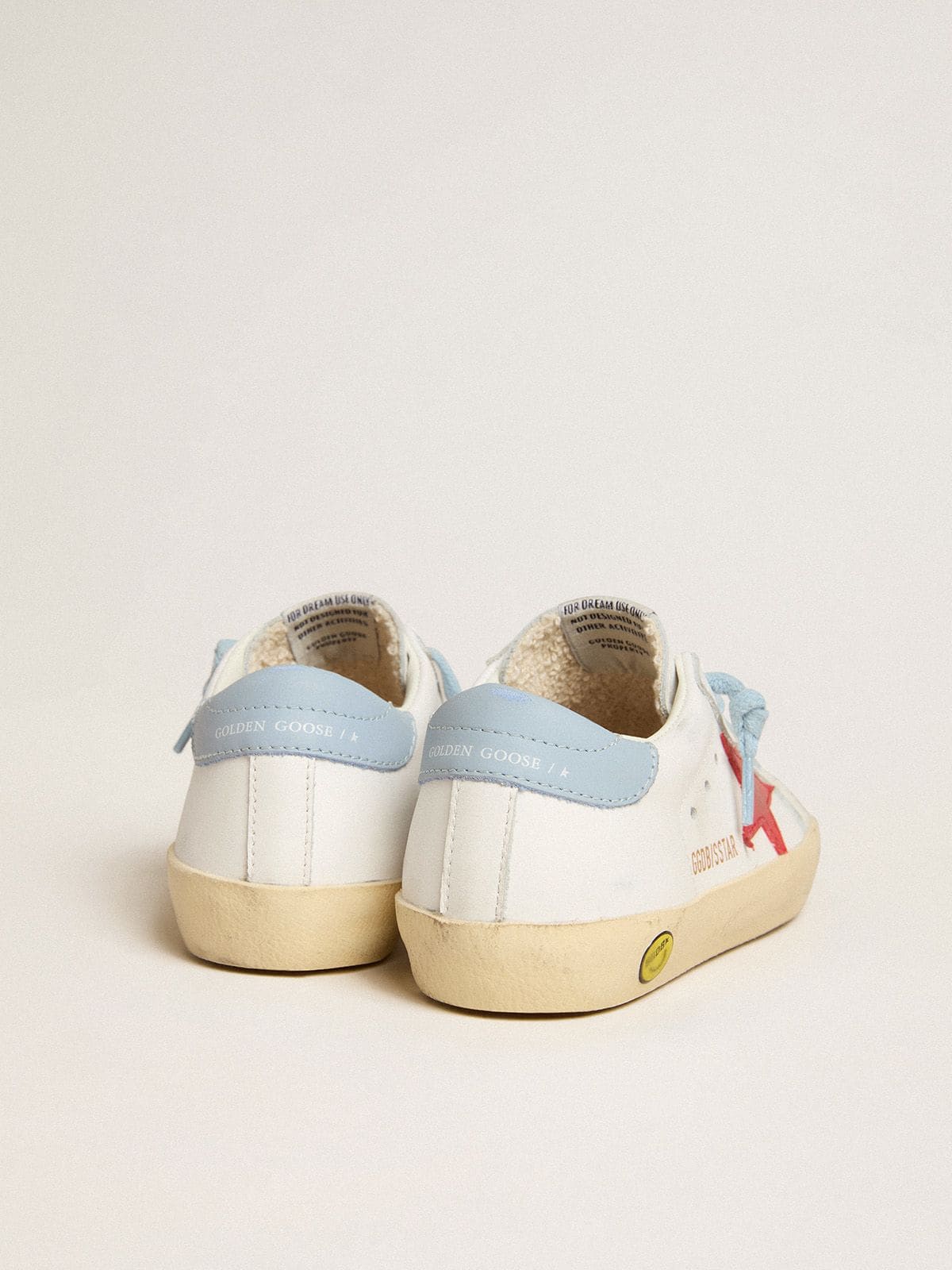 Golden Goose - Super-Star Young de piel blanca con estrella roja y refuerzo del talón celeste in 