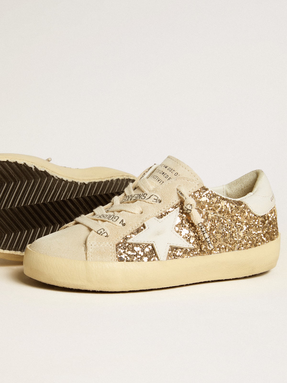 Golden Goose - Super-Star Young à paillettes dorées avec étoile et contrefort en cuir blanc in 