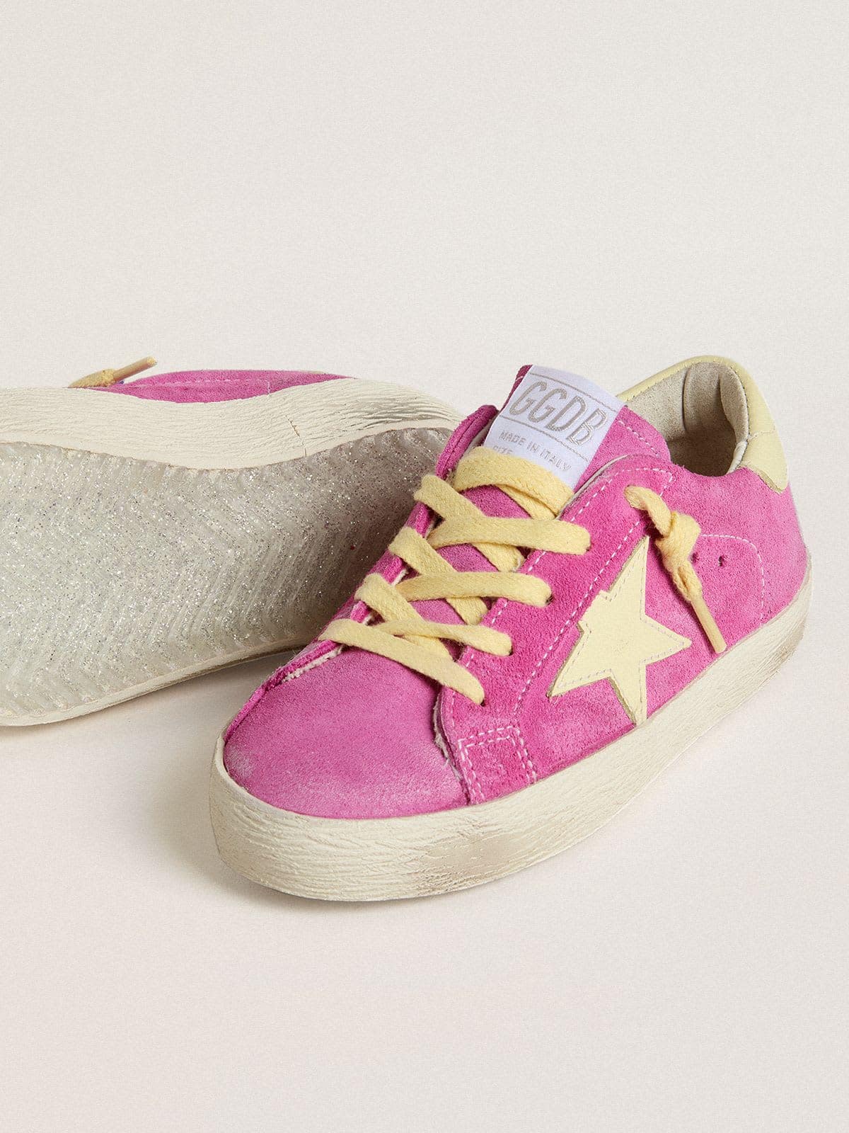 Golden Goose - Super-Star Young de ante rosa con estrella y refuerzo del talón amarillo claro  in 