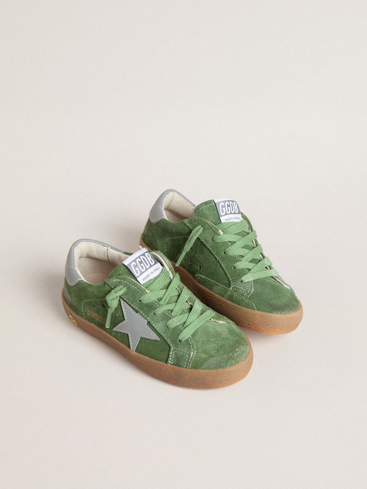 Golden Goose - Super-Star Junior aus grünem Rauleder mit Stern und Ferse in Babyblau in 