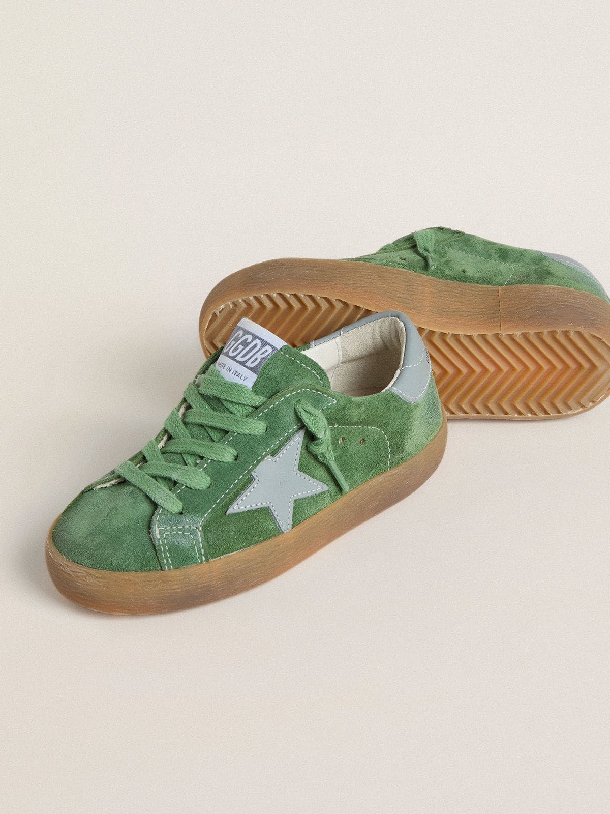 Golden Goose - Super-Star Junior aus grünem Rauleder mit Stern und Ferse in Babyblau in 