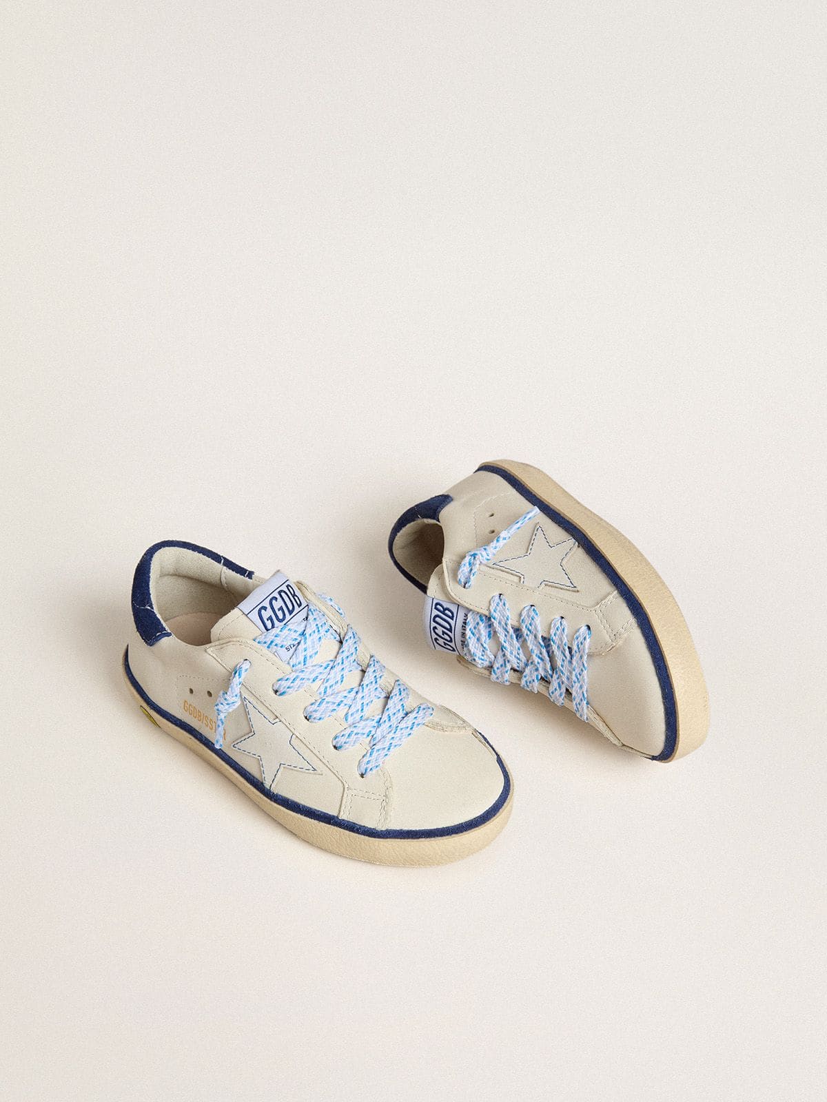 Golden Goose - Super-Star Young aus weißem Leder mit blauem Rauleder an der Ferse in 