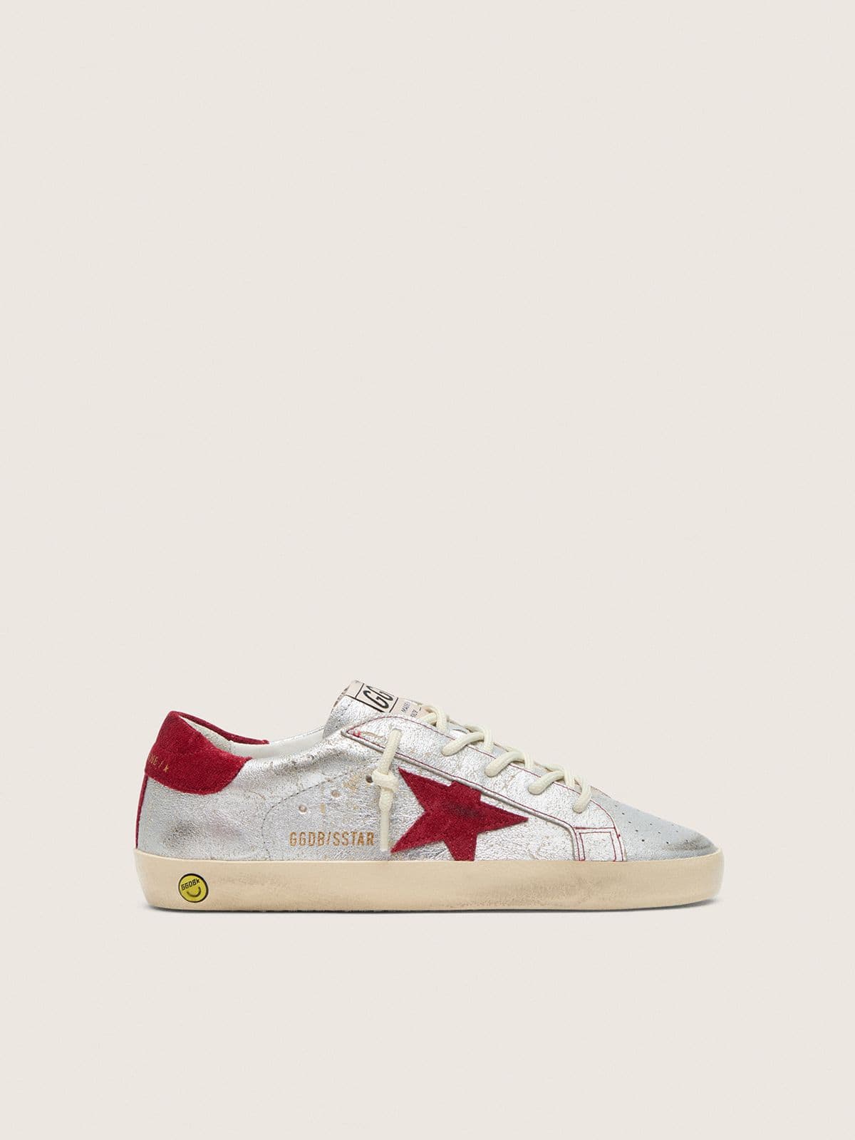 Golden Goose - Super-Star Young aus silberfarbenem Metallic-Leder mit rotem Raulederstern in 