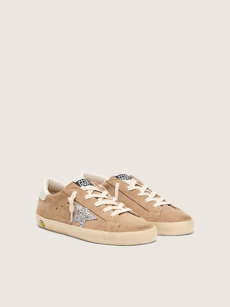 Golden Goose - Super-Star Young aus tabakbraunem Rauleder mit silberfarbenem Glitzerstern in 