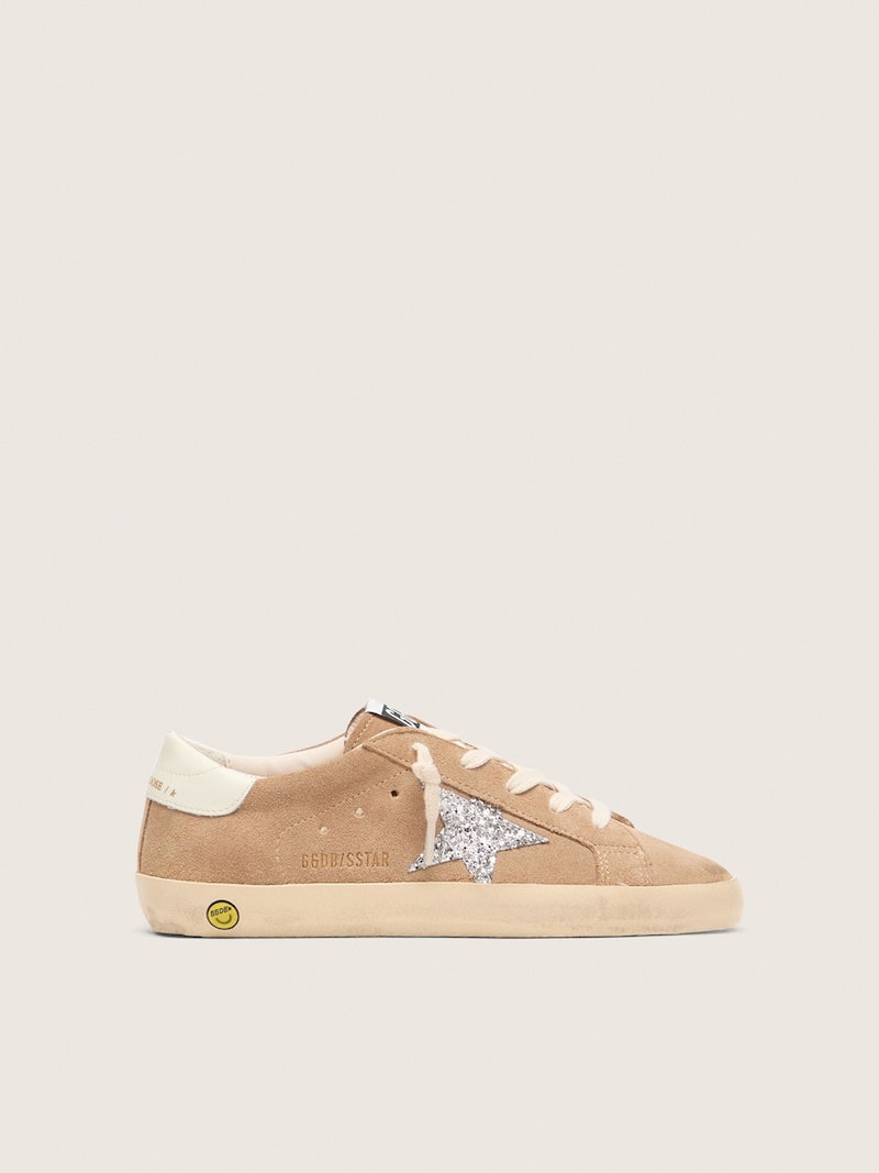Golden Goose - Super-Star Young aus tabakbraunem Rauleder mit silberfarbenem Glitzerstern in 