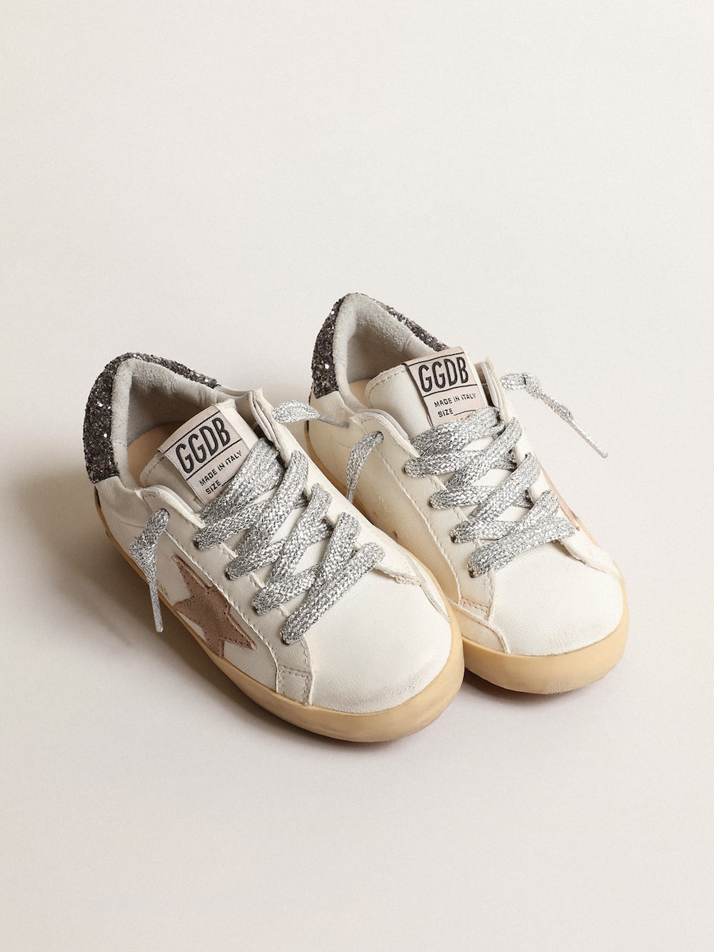 Golden Goose - Super-Star Young with a hazelnut star and glitter heel tab in 