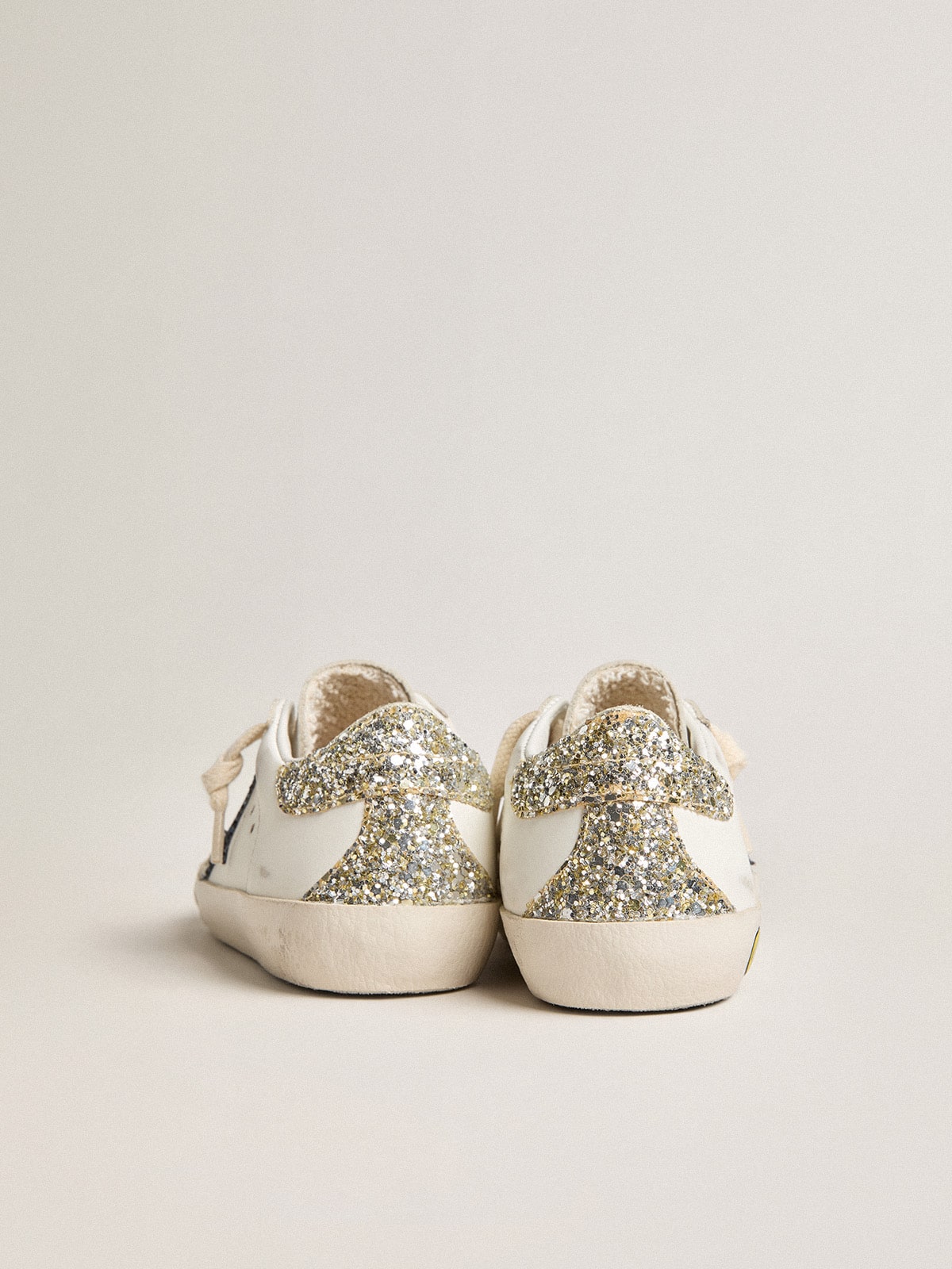 Golden Goose - Super-Star Young de piel con estrella y refuerzo del talón con purpurina in 