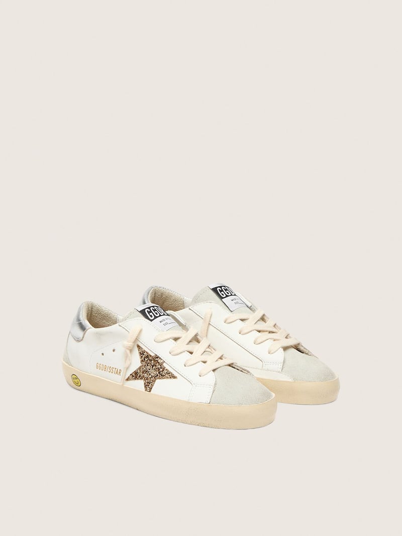 Golden Goose - Super-Star Young con estrella con purpurina dorada y refuerzo del tal&oacute;n de piel laminada plateada in 