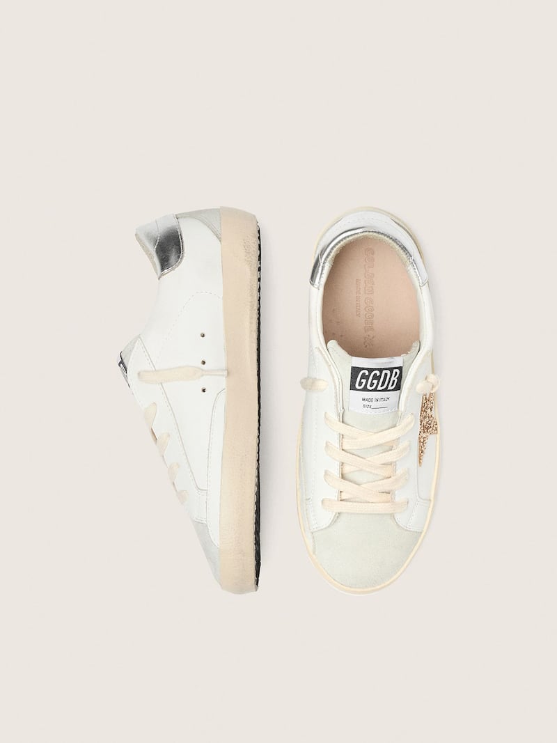 Golden Goose - Super-Star Young con estrella con purpurina dorada y refuerzo del tal&oacute;n de piel laminada plateada in 