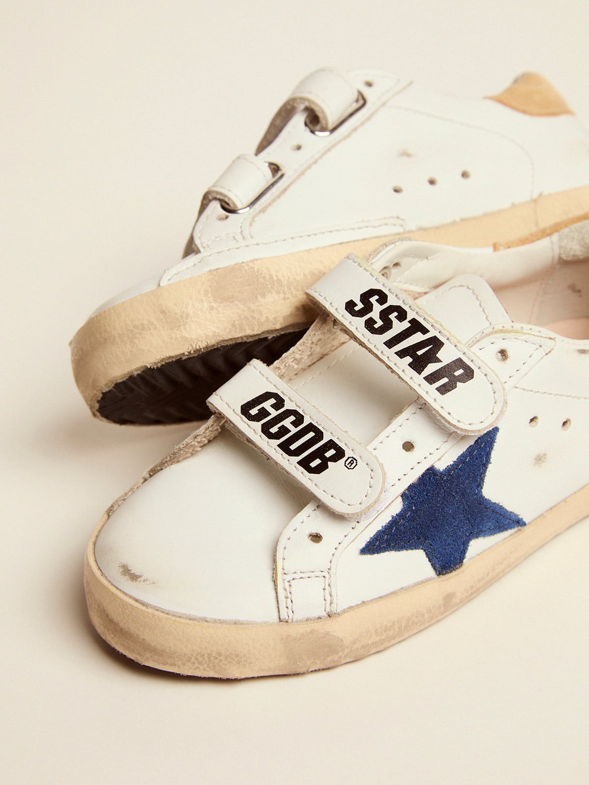 Golden Goose - Old School Young mit sandfarbener Fersenpartie und blauem Stern in 