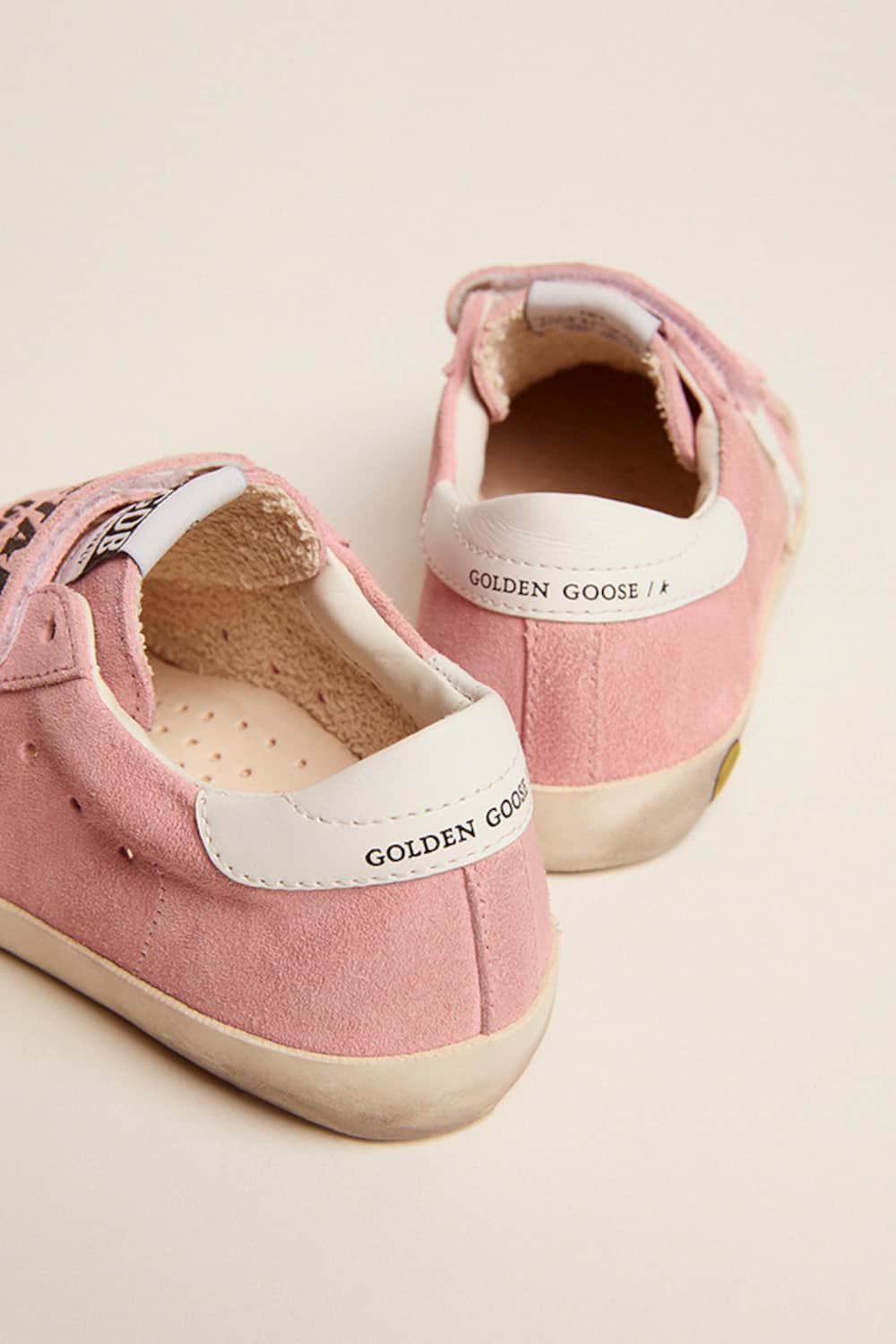 Golden Goose - Old School Young in suede rosa con stella e talloncino in pelle in 