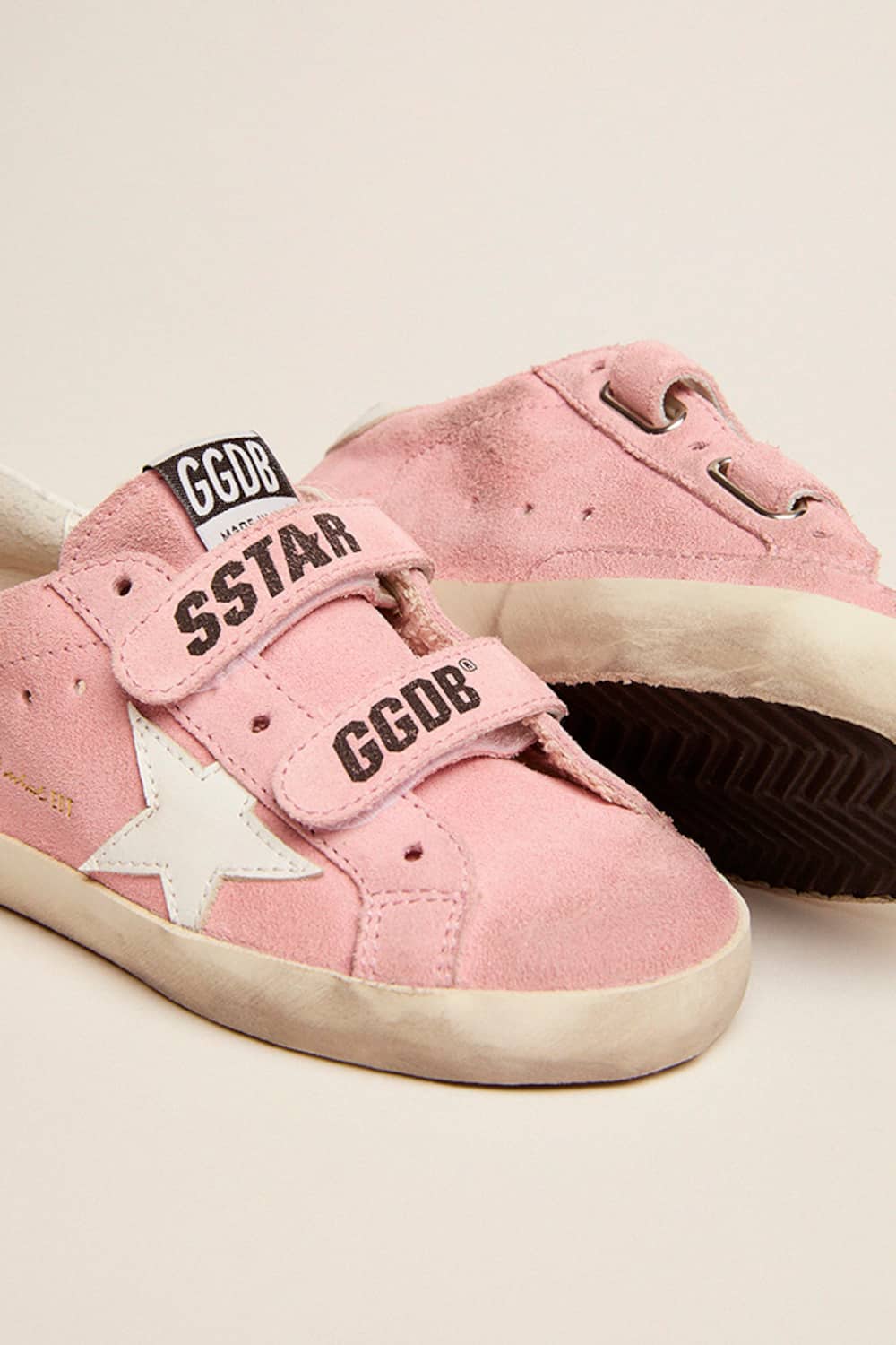 Golden Goose - Old School Young in suede rosa con stella e talloncino in pelle in 