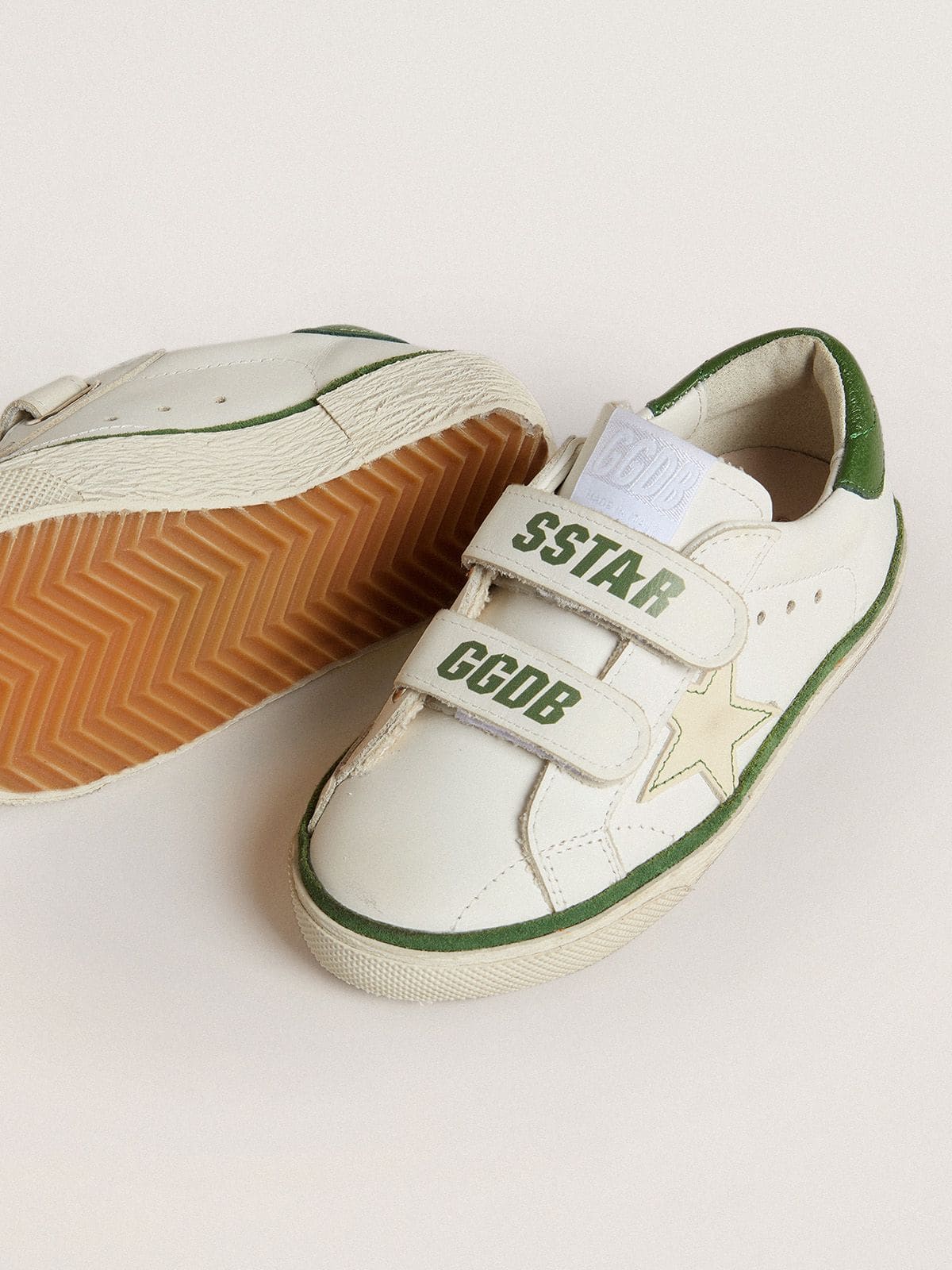 Golden Goose - Old School Young aus weißem Leder mit Nappaferse und Einsatz in Grün in 