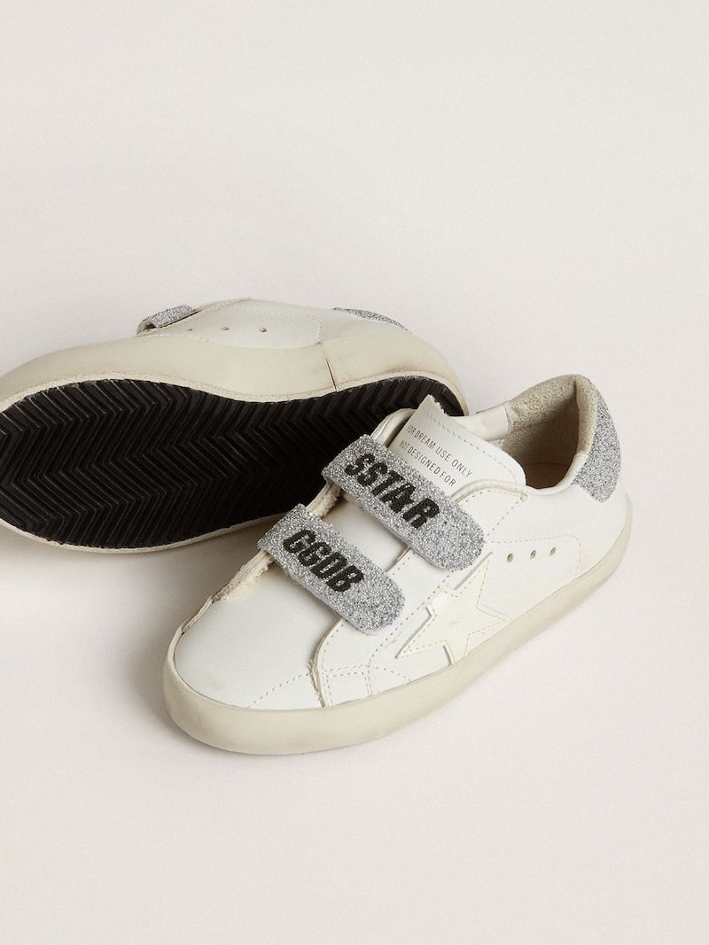 Golden Goose - Old School Young de piel blanca con refuerzo del tal&oacute;n y correas con cristales Swarovski plateados in 
