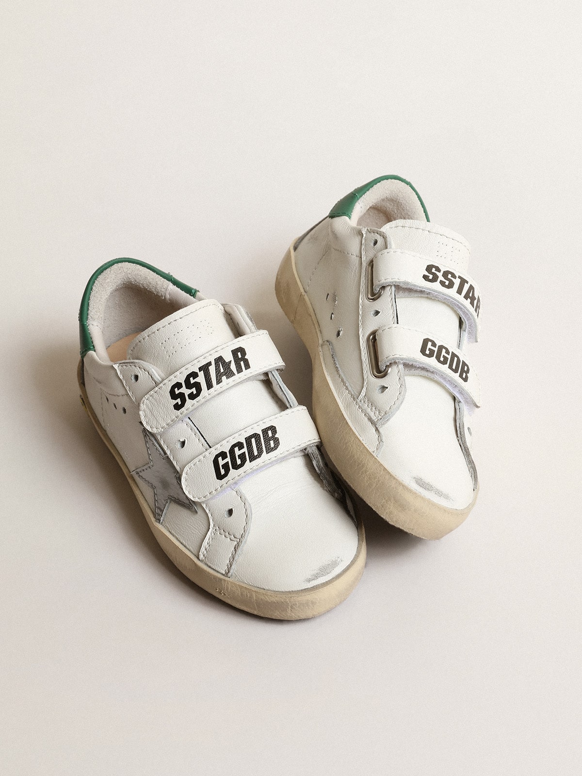 Golden Goose - Old School Young mit Stern aus Metallic-Leder und grüner Fersenpartie in 