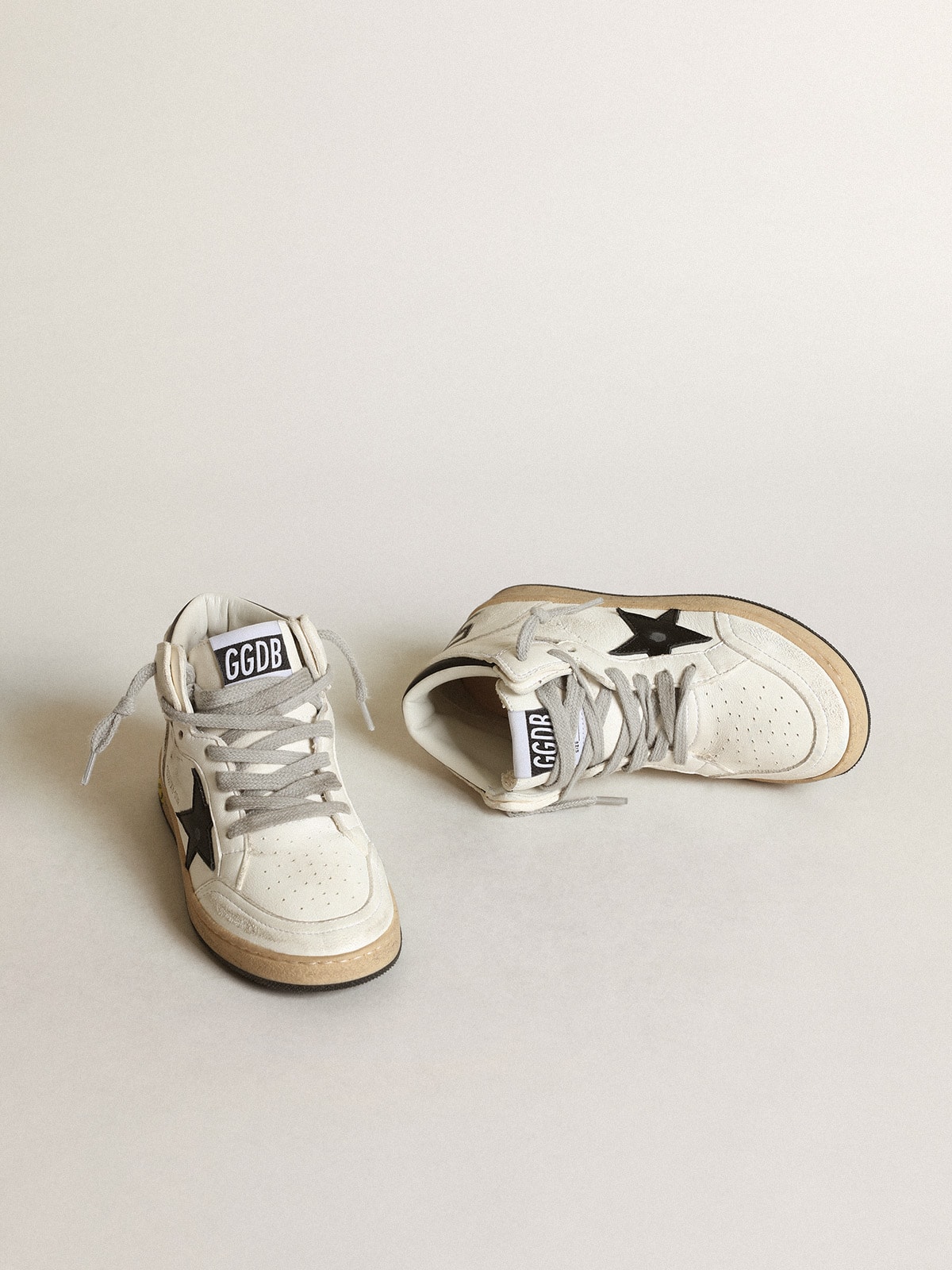 Golden Goose - Sky-Star Young en nappa blanc avec étoile et contrefort noirs in 