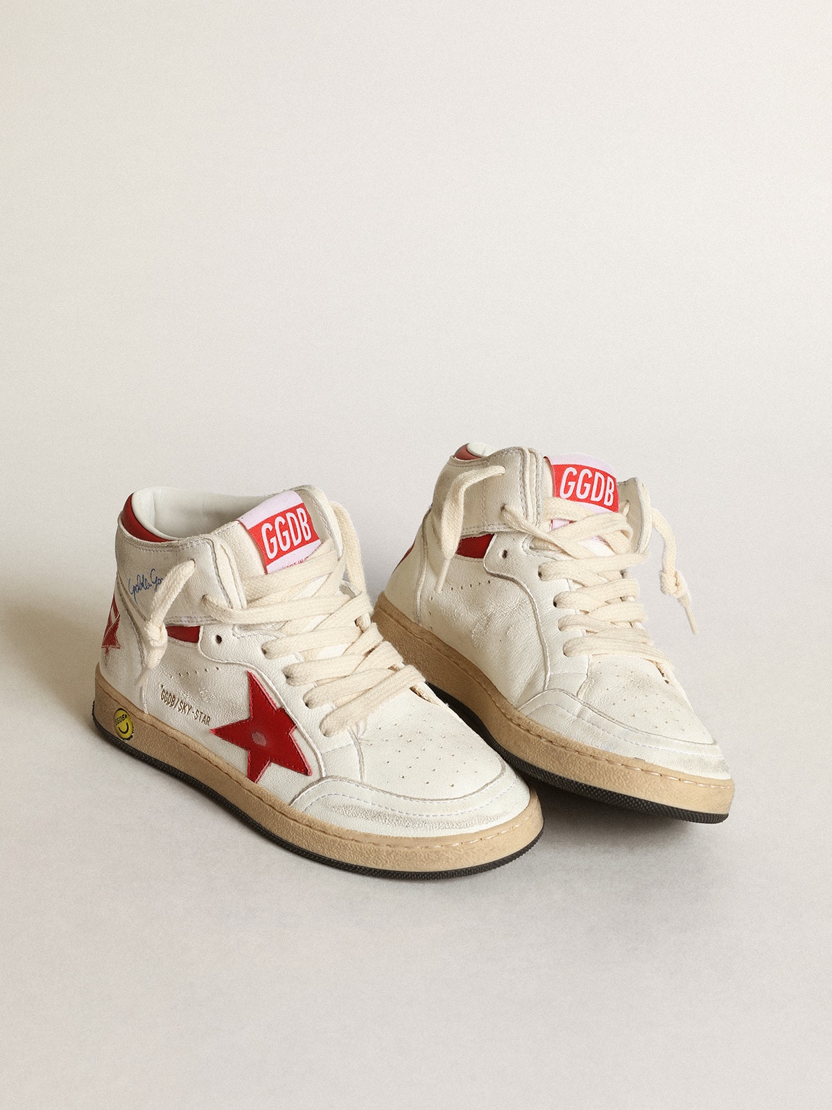 Golden Goose - Sky-Star Young in nappa bianca con stella e talloncino rossi in 