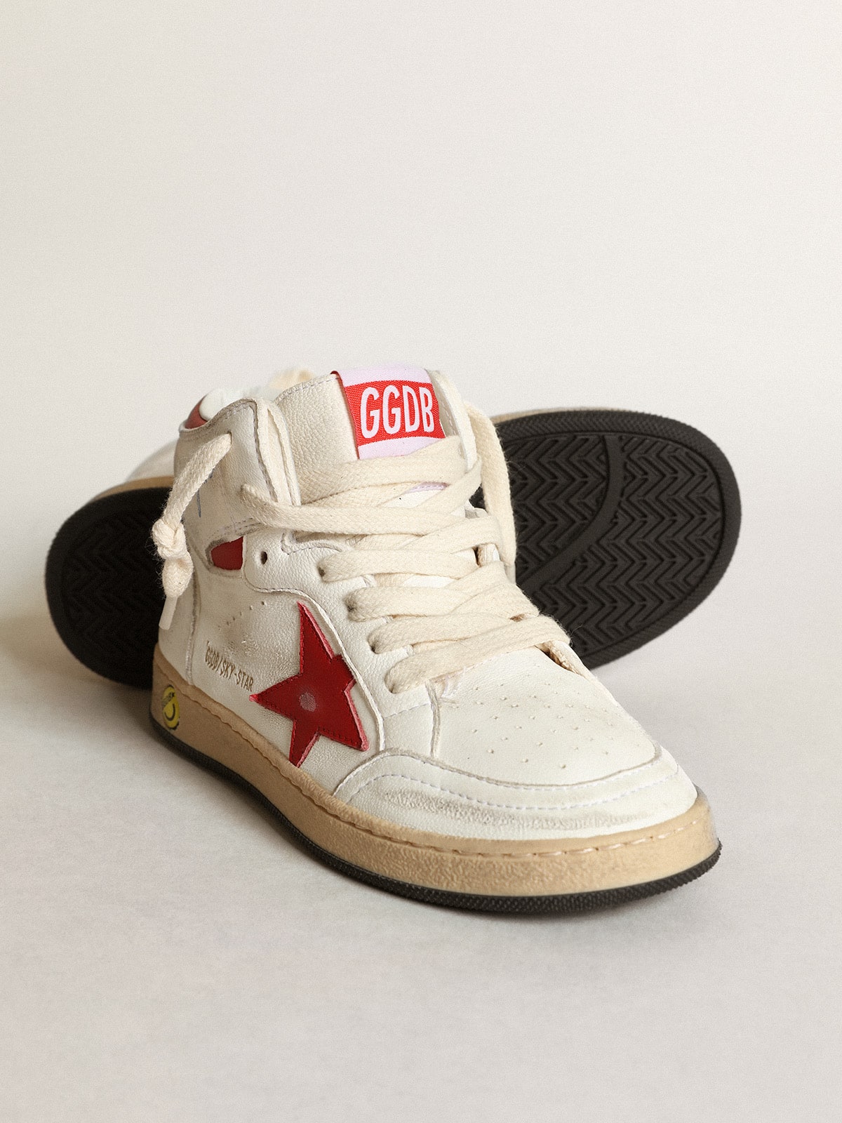 Golden Goose - Sky-Star Young in nappa bianca con stella e talloncino rossi in 