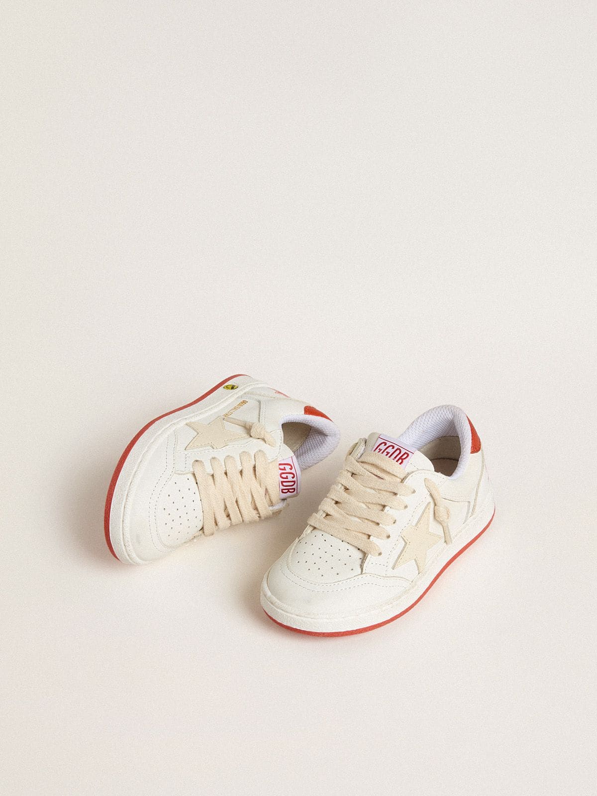 Golden Goose - Ball Star Young aus Leder mit sahneweißem Stern und roter Lederferse in 