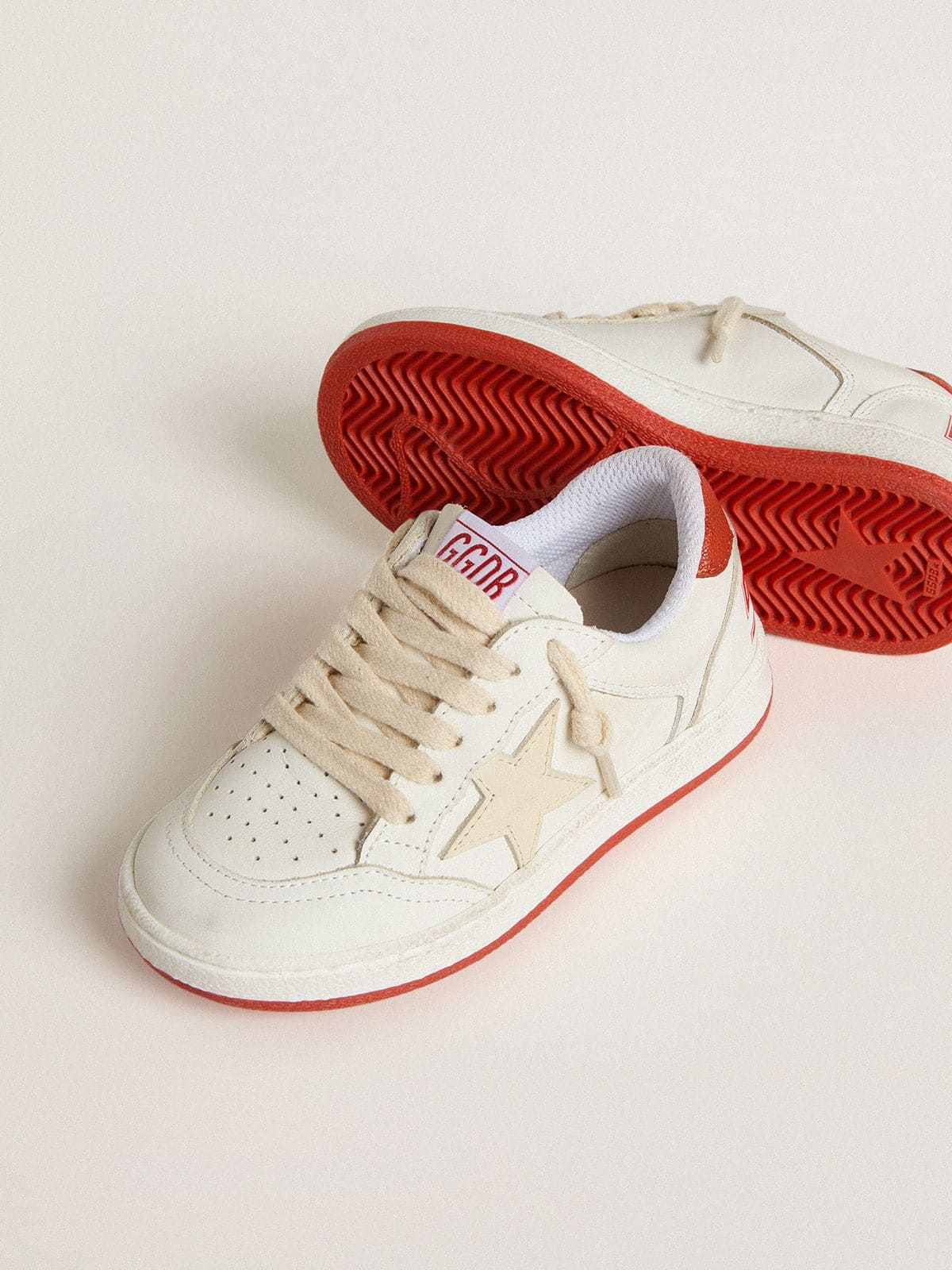 Golden Goose - Ball Star Young aus Leder mit sahneweißem Stern und roter Lederferse in 