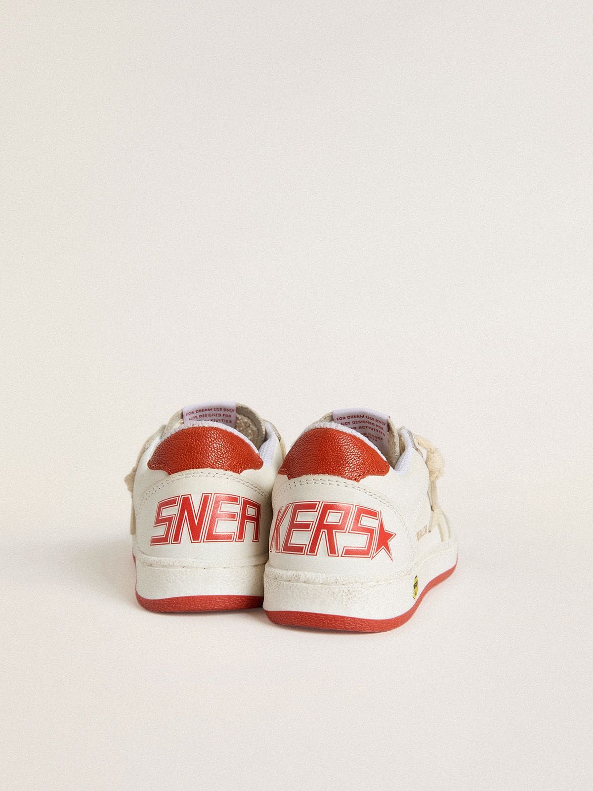 Golden Goose - Ball Star Young aus Leder mit sahneweißem Stern und roter Lederferse in 