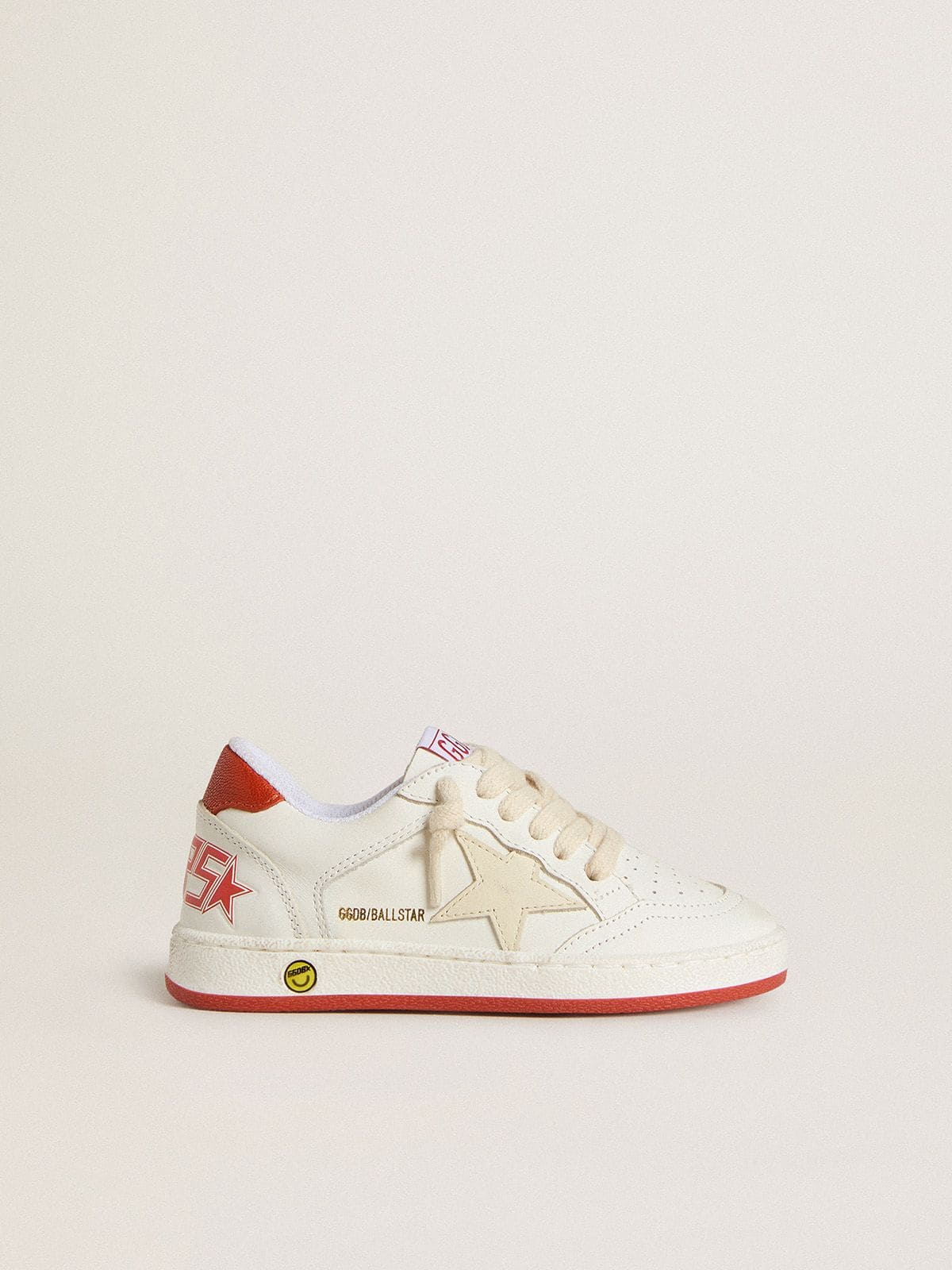 Golden Goose - Ball Star Young aus Leder mit sahneweißem Stern und roter Lederferse in 
