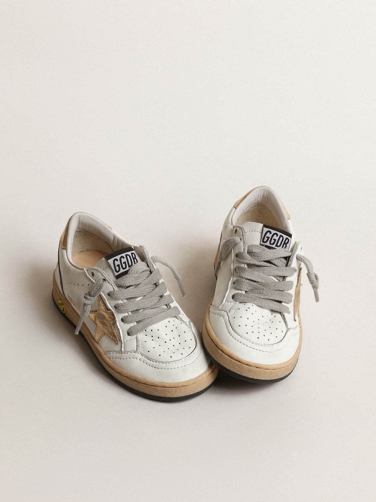 Golden Goose - Ball Star Young con estrella y refuerzo del talón de piel laminada en dorado in 