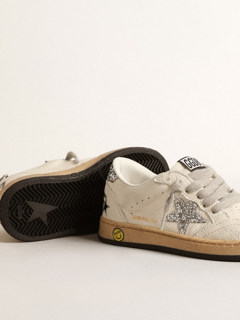 Golden Goose - Ball Star Young de napa con estrella y refuerzo del tal&oacute;n con purpurina plateada in 