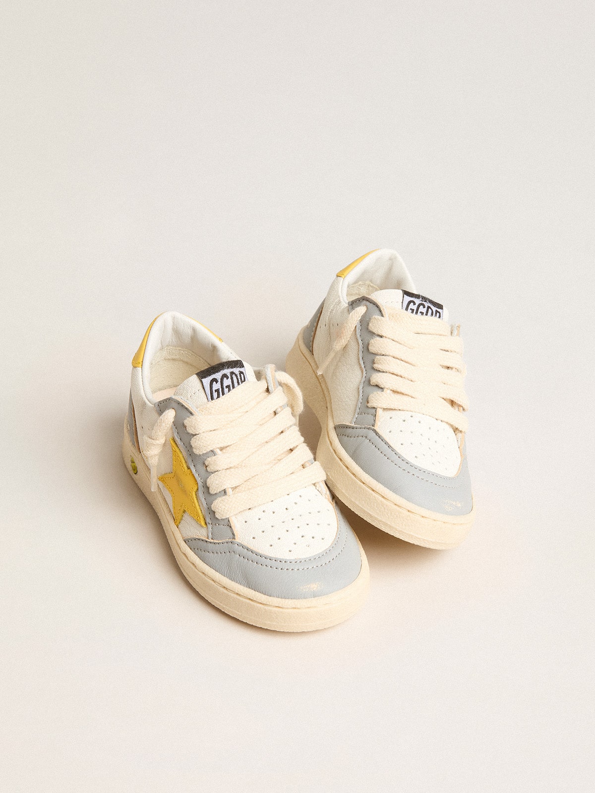 Golden Goose - Ball Star Junior mit Stern und Fersendetail aus gelbem Leder in 