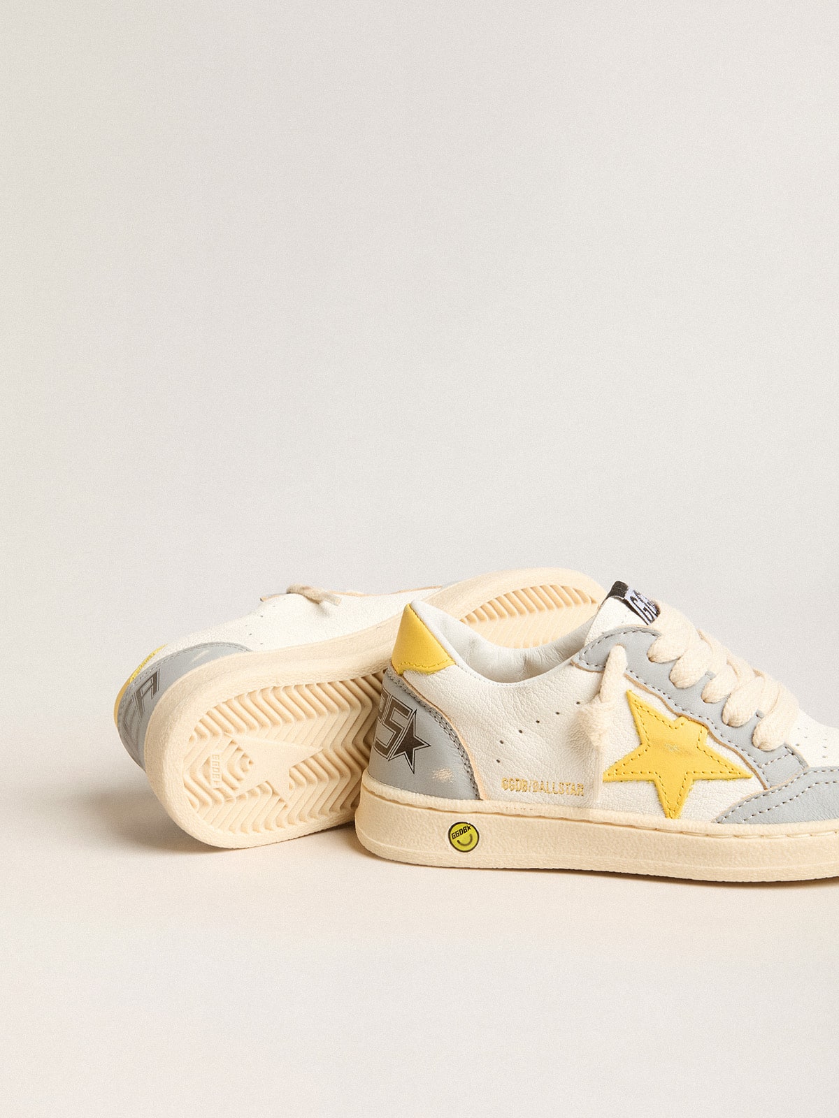 Golden Goose - Ball Star Junior mit Stern und Fersendetail aus gelbem Leder in 