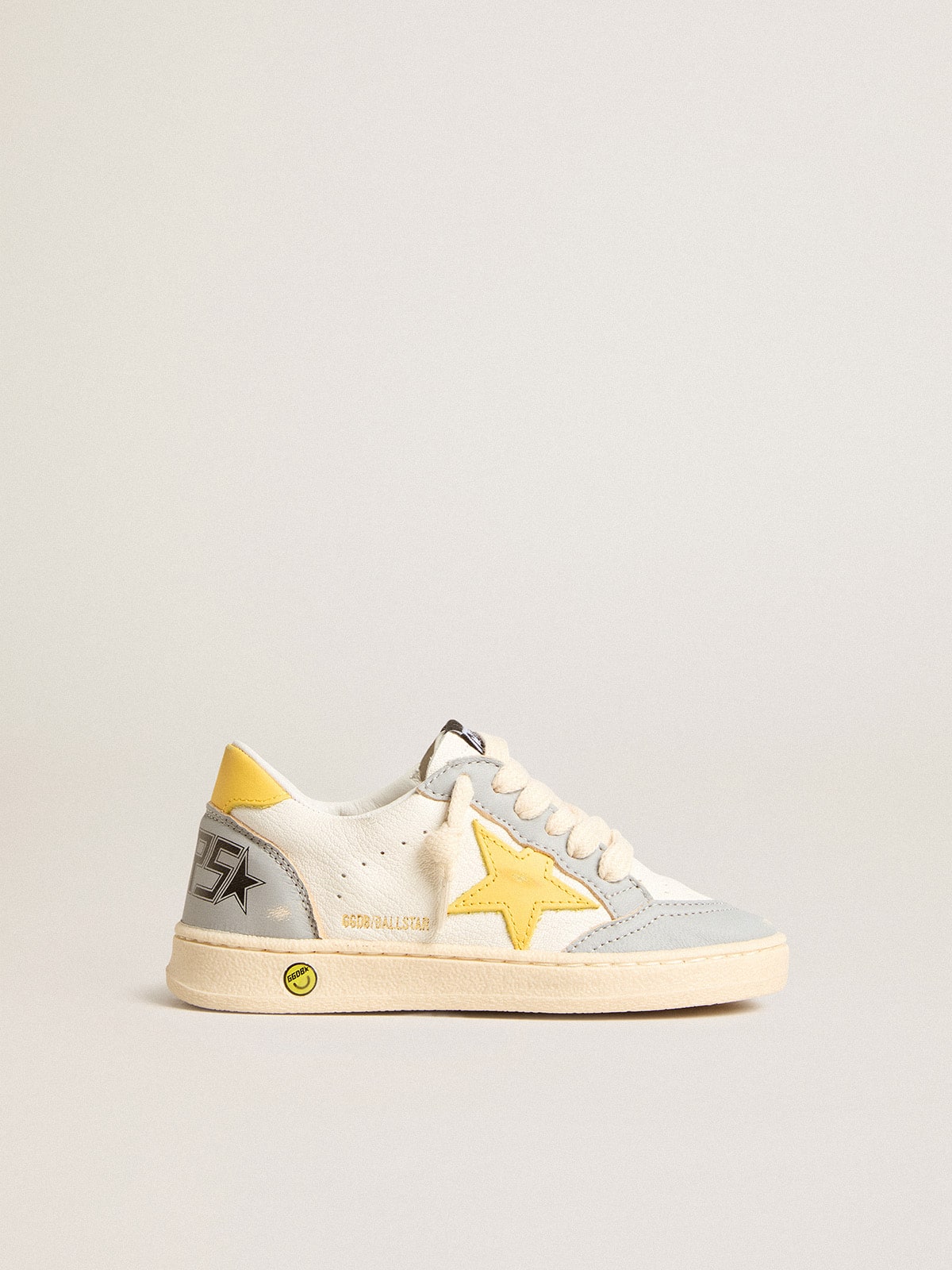 Golden Goose - Ball Star Junior mit Stern und Fersendetail aus gelbem Leder in 